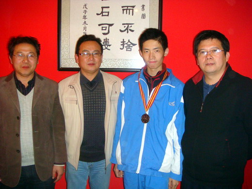 省物理学会秘书长、副秘书长、杨康和郭腾金合影
