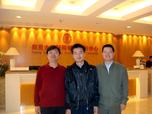 周明学副校长、吴琪副主任与在复旦大学就读的黄璜校友合影