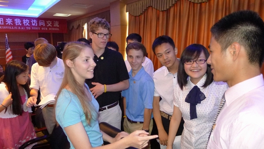 九江一中学生与美国学生热烈友好地交谈