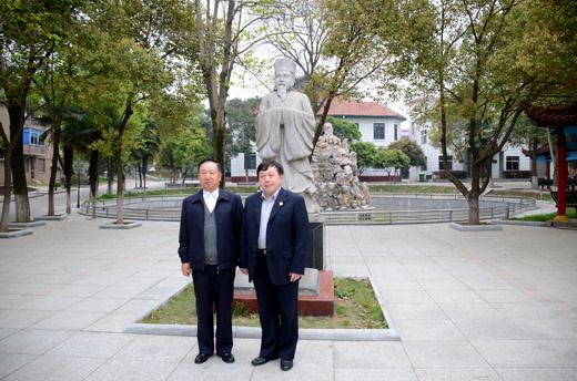 周遇奇将军与万金陵校长在濂溪广场周敦颐雕像前合影.