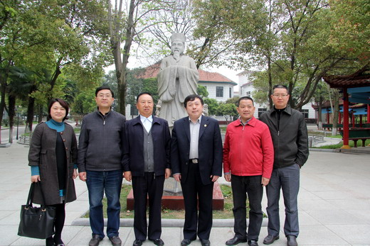 周遇奇将军与母校领导在濂溪广场周敦颐雕像前合影